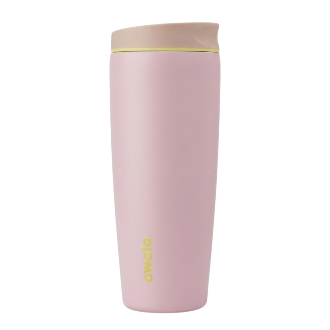 Vaso térmico de 20 onzas modelo Owala SmoothSip en color rosado palo mate (Bubbly Rose). La tapa es de un tono arena o beige suave con una banda delgada en color lima. Logotipo de Owala en color lima de forma vertical en la base.