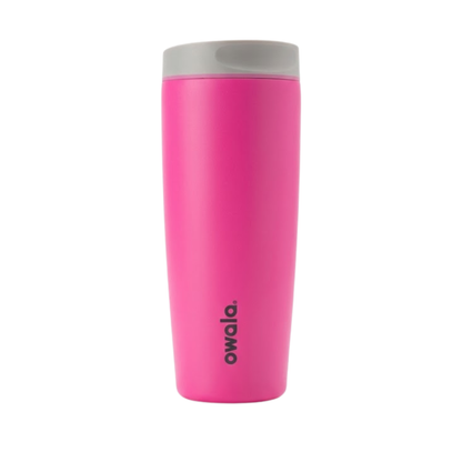 Vaso térmico Owala SmoothSip de 20 onzas en color fucsia intenso (Candy Coated). Presenta una tapa gris minimalista con borde rosa. Cuerpo de acero inoxidable con aislamiento al vacío y boquilla SmoothSip para un flujo suave.