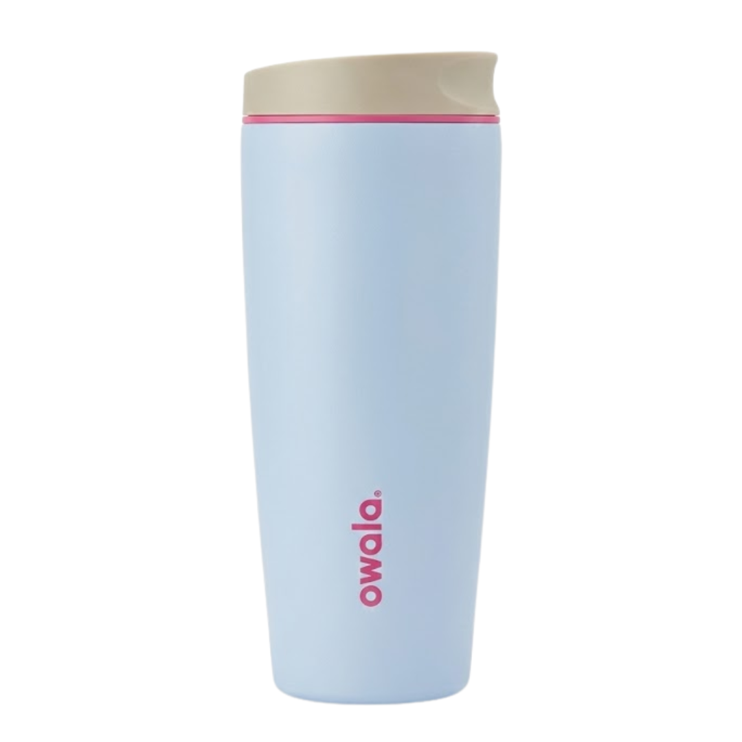 Vaso térmico de 20 onzas modelo Owala SmoothSip en color celeste pastel (Cloudy Sky). La tapa es de un tono arena o beige suave con una banda delgada en color fucsia. Logotipo de Owala en fucsia de forma vertical en la base.