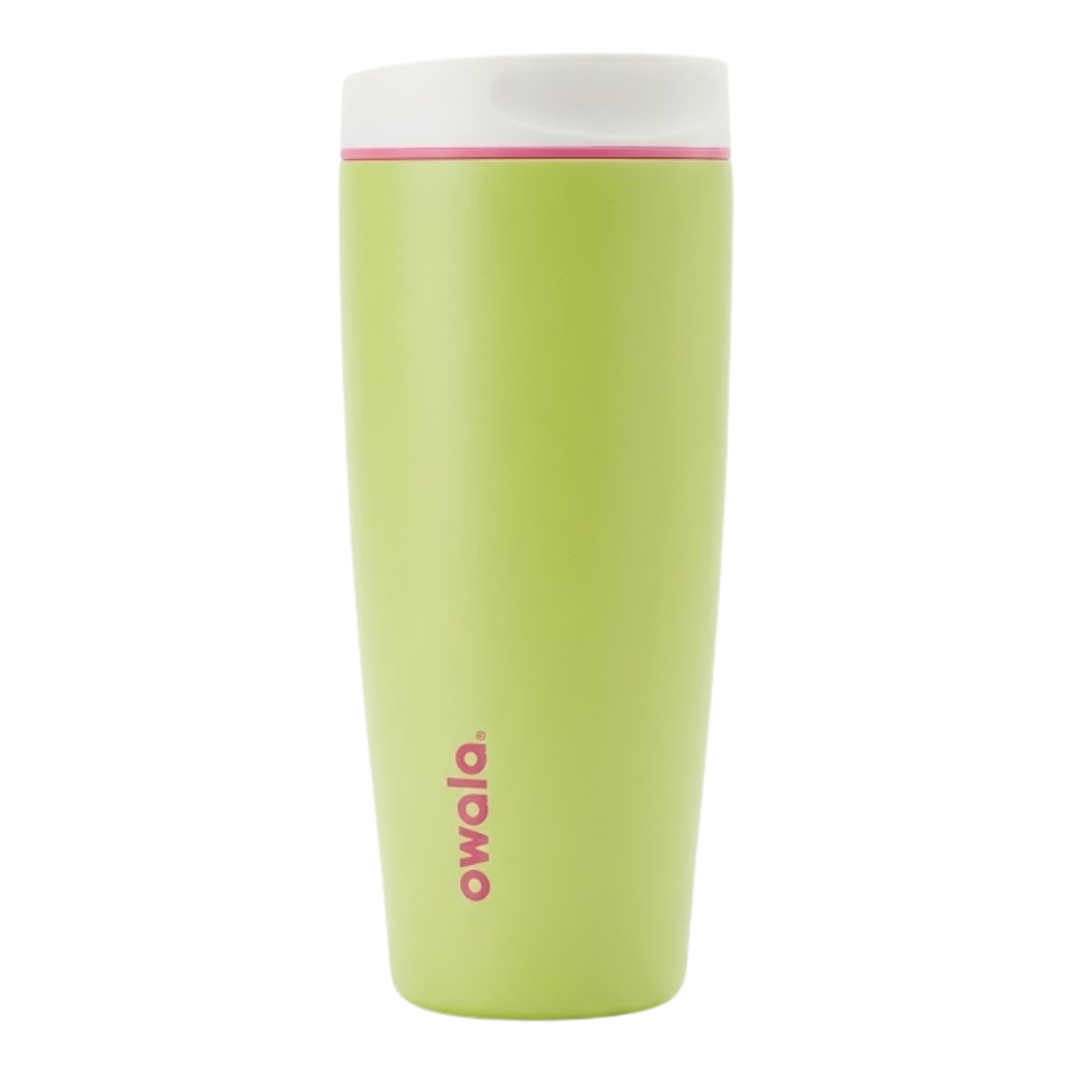 Vaso térmico de 20 onzas modelo Owala SmoothSip en color verde manzana (Lime Light). La tapa es de color blanco con una banda delgada en color fucsia o rosa intenso. Logotipo de Owala en fucsia vertical cerca de la base.