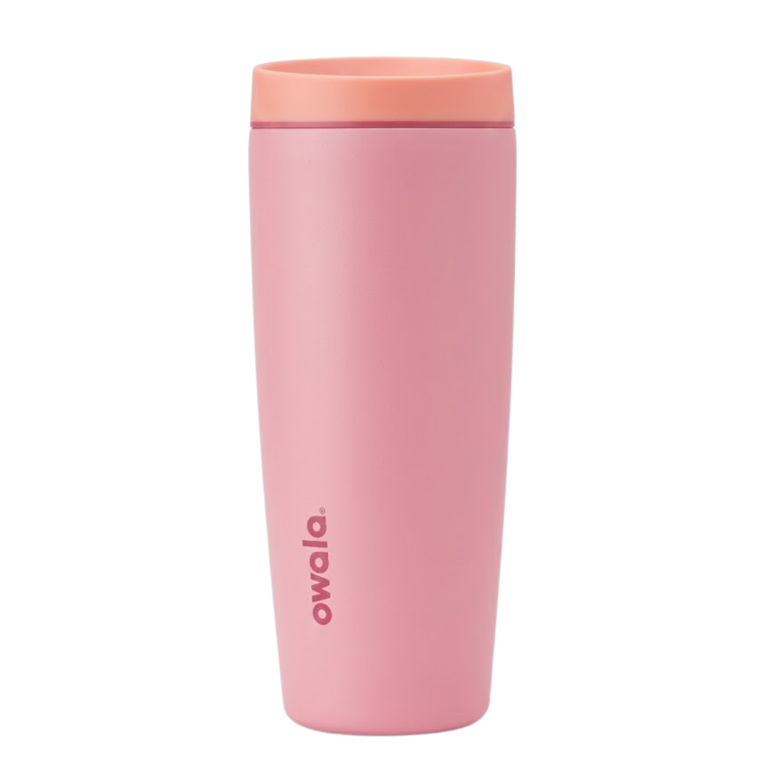 Vaso térmico de 20 onzas modelo Owala SmoothSip en color rosado (Rosy Dreams). Cuenta con una tapa en un tono rosa melocotón suave y el logotipo de Owala en color vino vertical en la base.