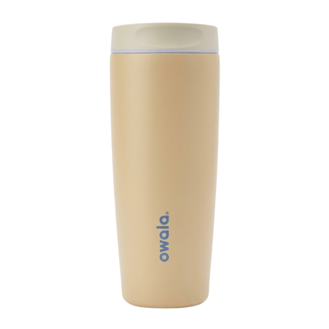 Vaso térmico de 20 onzas modelo Owala SmoothSip en color arena beige(Sandswept). La tapa es de un tono crema muy claro con una banda delgada en azul pálido. El logotipo de Owala aparece en azul vertical cerca de la base.
