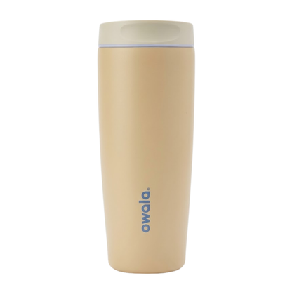 Vaso térmico de 20 onzas modelo Owala SmoothSip en color arena beige(Sandswept). La tapa es de un tono crema muy claro con una banda delgada en azul pálido. El logotipo de Owala aparece en azul vertical cerca de la base.