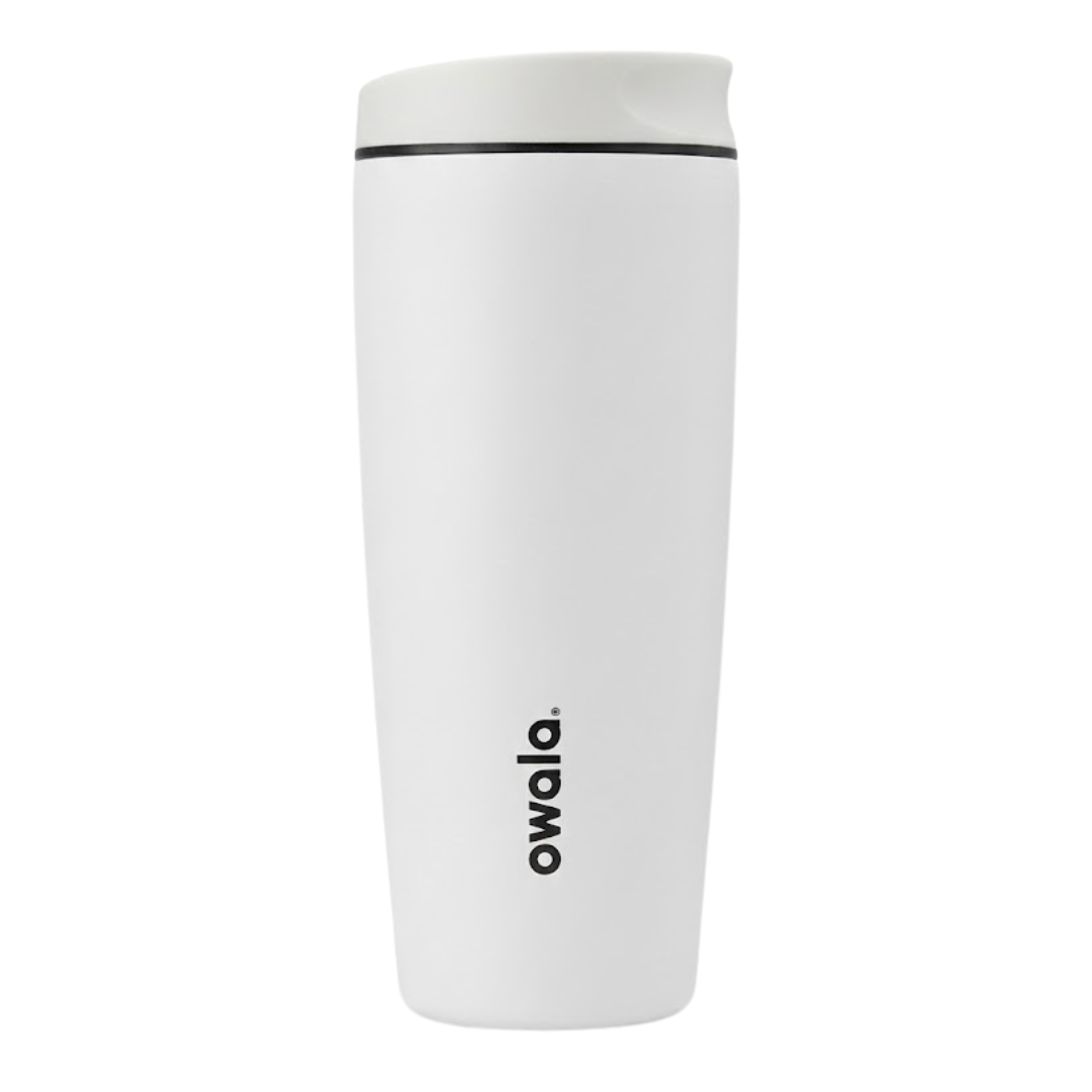 Vaso térmico de 20 onzas modelo Owala SmoothSip en color blanco (Shale Pale). La tapa es de un tono gris muy claro con una línea delgada negra en la base de la misma. Logotipo de Owala en color negro de forma vertical en la base.