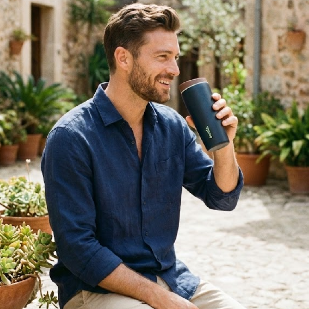 Vaso térmico Owala SmoothSip de 20 onzas. El cuerpo del vaso es azul marino profundo mate y cuenta con una elegante tapa en tono café oscuro.