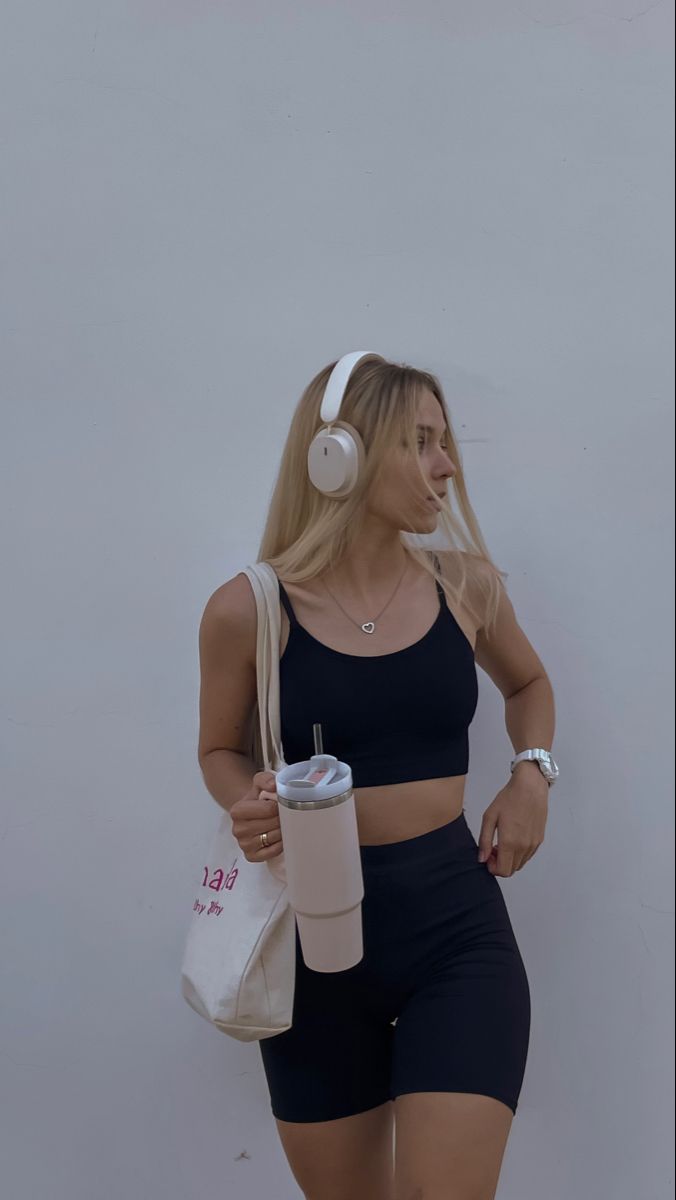 Owala Tumbler de 40 onzas con asa. El cuerpo del termo es de color crema suave o beige mate, y la tapa es blanca con un discreto detalle en tono rosa pastel en el centro. Incluye una pajilla reutilizable.