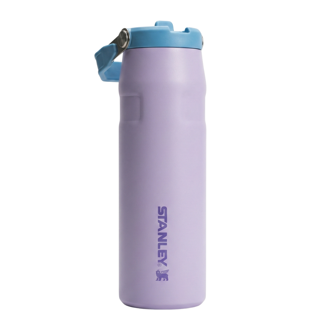 Botella térmica Stanley serie AeroLight IceFlow de 24 onzas con cuerpo en color lila y tapa de contraste en azul celeste