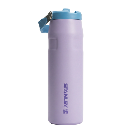 Botella térmica Stanley serie AeroLight IceFlow de 24 onzas con cuerpo en color lila y tapa de contraste en azul celeste