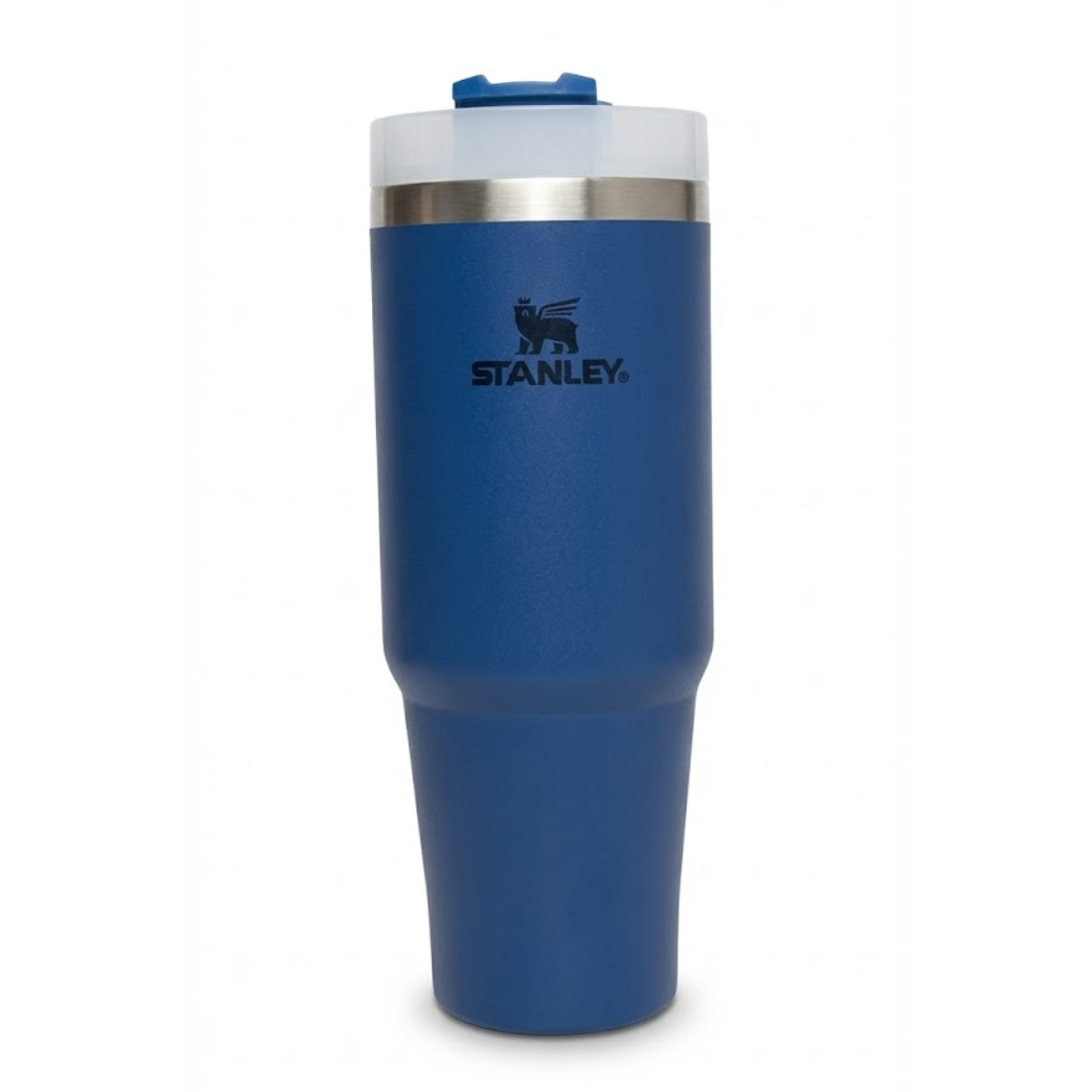 Vaso térmico Stanley Quencher H2.0 de 30 onzas en color azul marino (Navy) con acabado mate. Presenta una tapa transparente con el detalle del cierre superior en azul a juego y una pajilla reutilizable. El logotipo de Stanley resalta en color negro en la parte frontal superior del cuerpo. Su diseño ergonómico de 30 oz incluye una base estrecha ideal para portavasos de vehículos.