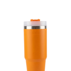 Vaso térmico Stanley Quencher H2.0 de 30 onzas en un color naranja intenso y brillante (Tigerlily). El cuerpo tiene un acabado mate con el logotipo de Stanley grabado en un tono naranja suave. La tapa transparente cuenta con un disco giratorio naranja y una pajilla reutilizable. A diferencia del modelo de 40 oz, este diseño de 30 oz es más compacto y ligero, manteniendo la base estrecha para portavasos.