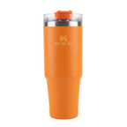 Vaso térmico Stanley Quencher H2.0 de 30 onzas en un color naranja intenso y brillante (Tigerlily). El cuerpo tiene un acabado mate con el logotipo de Stanley grabado en un tono naranja suave. La tapa transparente cuenta con un disco giratorio naranja y una pajilla reutilizable. A diferencia del modelo de 40 oz, este diseño de 30 oz es más compacto y ligero, manteniendo la base estrecha para portavasos.