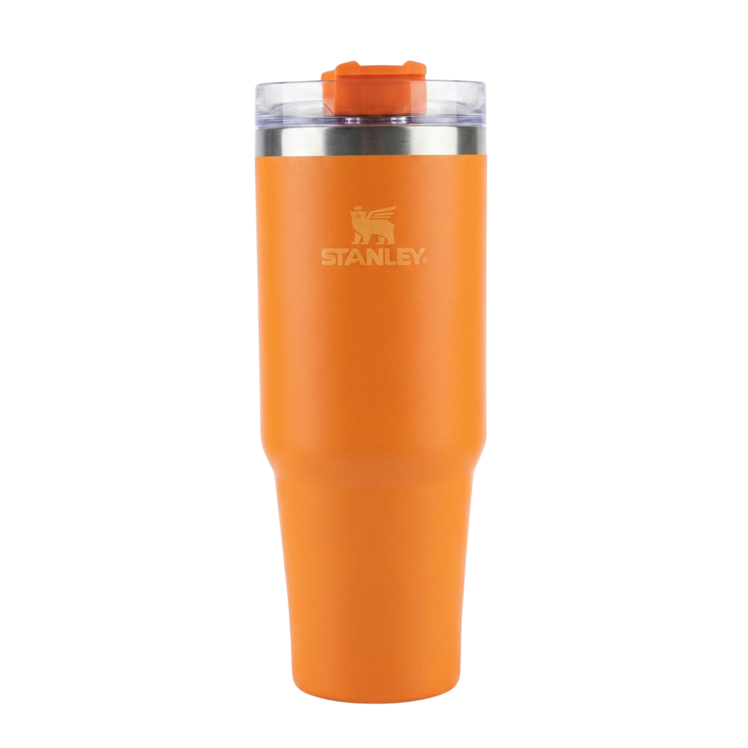 Vaso térmico Stanley Quencher H2.0 de 30 onzas en un color naranja intenso y brillante (Tigerlily). El cuerpo tiene un acabado mate con el logotipo de Stanley grabado en un tono naranja suave. La tapa transparente cuenta con un disco giratorio naranja y una pajilla reutilizable. A diferencia del modelo de 40 oz, este diseño de 30 oz es más compacto y ligero, manteniendo la base estrecha para portavasos.