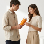 Vaso térmico Stanley Quencher H2.0 de 30 onzas en un color naranja intenso y brillante (Tigerlily). El cuerpo tiene un acabado mate con el logotipo de Stanley grabado en un tono naranja suave. La tapa transparente cuenta con un disco giratorio naranja y una pajilla reutilizable. A diferencia del modelo de 40 oz, este diseño de 30 oz es más compacto y ligero, manteniendo la base estrecha para portavasos.