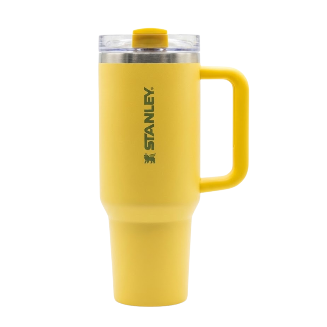 Vaso térmico Stanley Quencher H2.0 de 40 onzas en color amarillo cálido (Nectar) con acabado mate. La tapa cuenta con un disco giratorio a juego con el color del cuerpo y una pajilla transparente. El asa integrada tiene un diseño ergonómico en el mismo tono amarillo. El logotipo de Stanley resalta en color gris oscuro en la parte frontal superior.