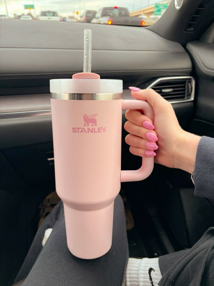 Termo Stanley Quencher H2.0 de 40 onzas en color rosa pastel o palo rosa. El termo muestra el logotipo clásico de Stanley en un tono rosa ligeramente más oscuro en el centro. Tiene una tapa transparente con un detalle rosa y una pajilla reutilizable.