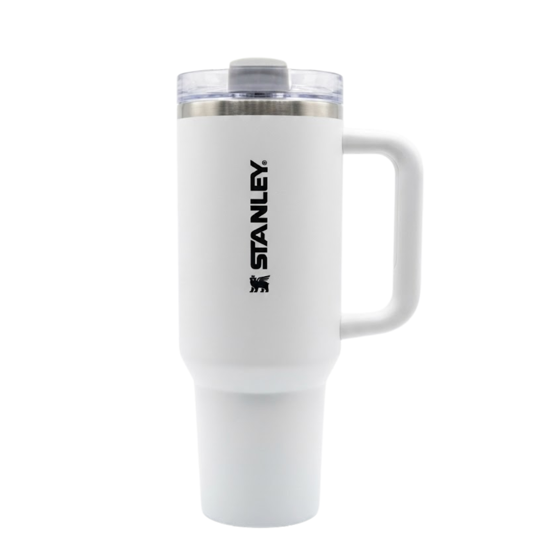 Termo de 40 oz modelo Stanley Quencher H2.0 en color blanco puro. La tapa FlowState™ es transparente con el detalle giratorio en color blanco. El asa de agarre ergonómico es blanca con una sección interna gris suave. Incluye una pajilla reutilizable transparente y el logotipo clásico del oso Stanley en color negro posicionado verticalmente en el centro del cuerpo.