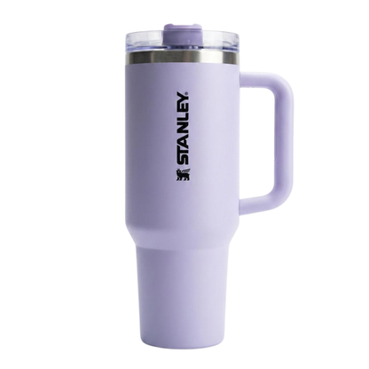 Vaso térmico Stanley Quencher H2.0 de 40 onzas en color lila con acabado mate. Incluye un asa lateral ergonómica con agarre cómodo y la tapa avanzada FlowState™ con tres posiciones y sorbete. Logotipo de Stanley impreso verticalmente en el cuerpo de acero inoxidable.