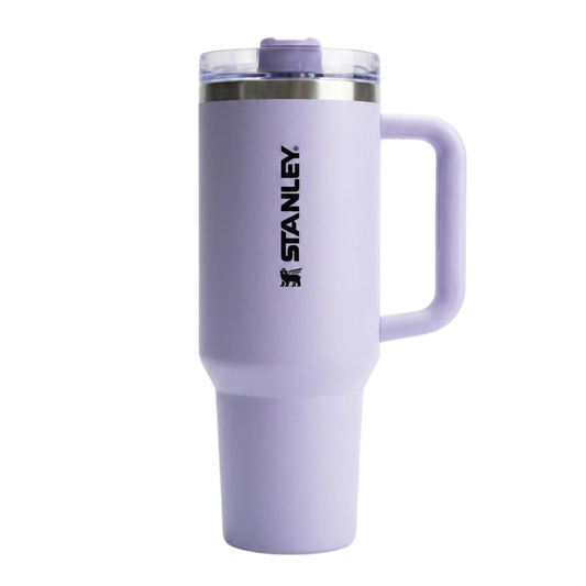 Vaso térmico Stanley Quencher H2.0 de 40 onzas en color lila con acabado mate. Incluye un asa lateral ergonómica con agarre cómodo y la tapa avanzada FlowState™ con tres posiciones y sorbete. Logotipo de Stanley impreso verticalmente en el cuerpo de acero inoxidable.