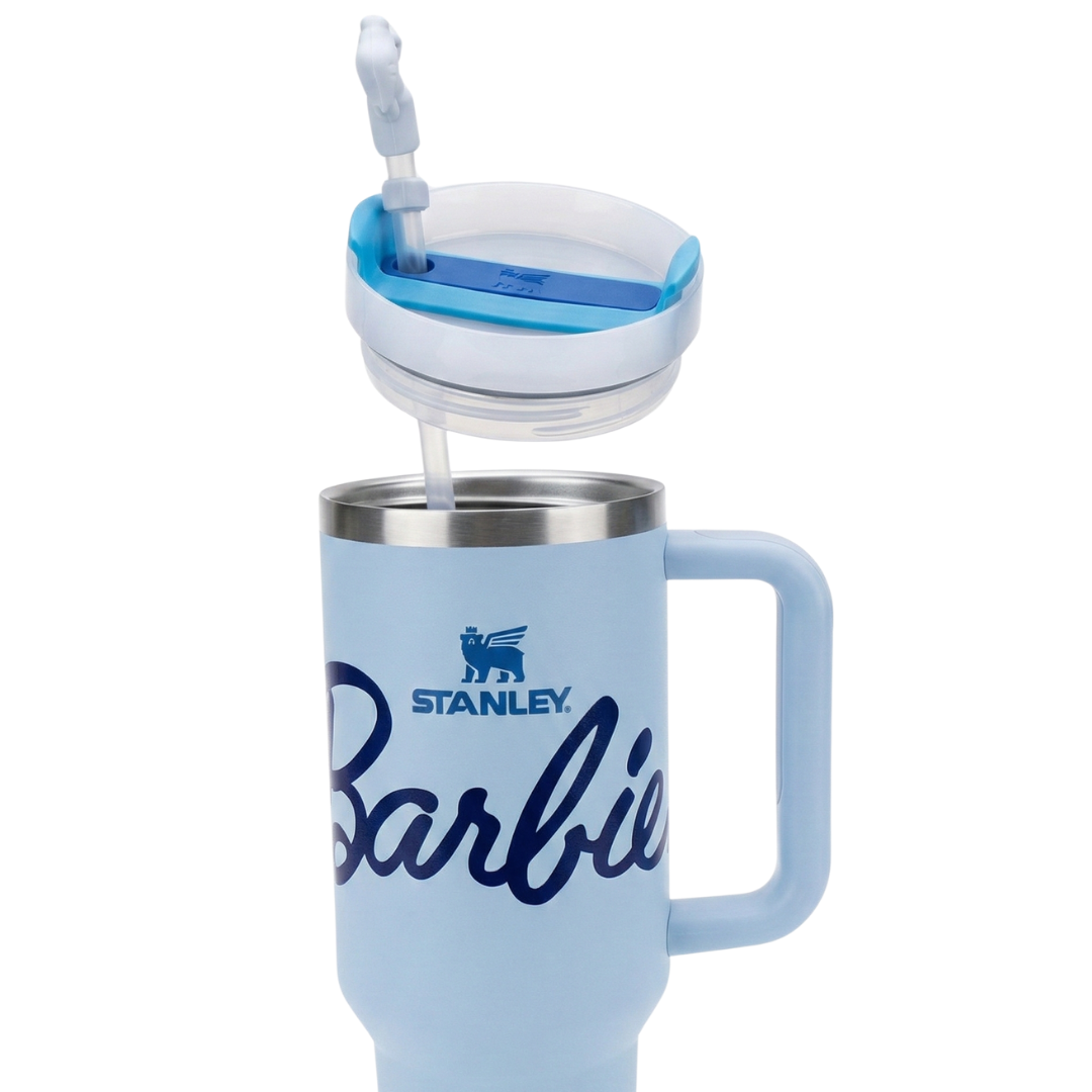 Termo de edición limitada Stanley x Barbie de 40 onzas en color celeste claro mate. El cuerpo está decorado con un patrón repetido del nombre "Barbie" en una tipografía cursiva tono sobre tono. Incluye el logotipo de Stanley en azul fuerte y el logo de Barbie en azul real. En la base tiene un sello especial del 65 aniversario. La tapa y el asa son de color celeste a juego.