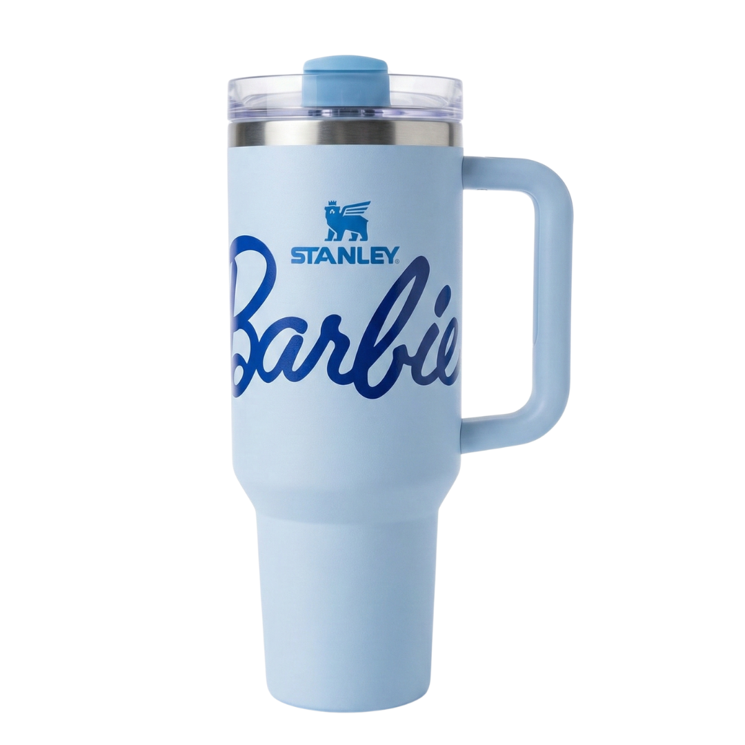 Termo de edición limitada Stanley x Barbie de 40 onzas en color celeste claro mate. El cuerpo está decorado con un patrón repetido del nombre "Barbie" en una tipografía cursiva tono sobre tono. Incluye el logotipo de Stanley en azul fuerte y el logo de Barbie en azul real. En la base tiene un sello especial del 65 aniversario. La tapa y el asa son de color celeste a juego.