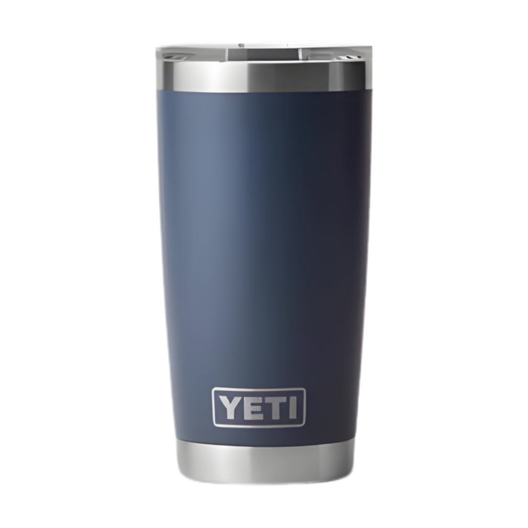 Vaso térmico Yeti Rambler de 20 onzas en color azul marino, cuerpo de acero inoxidable de doble pared y base de acero brillante.