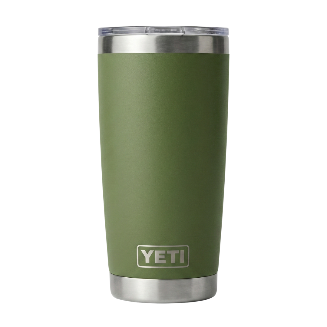 Vaso térmico Yeti Rambler de 20 onzas en color verde oliva o verde musgo (Camp Green) con acabado Duracoat mate, construcción de acero inoxidable de doble pared y base metálica brillante.