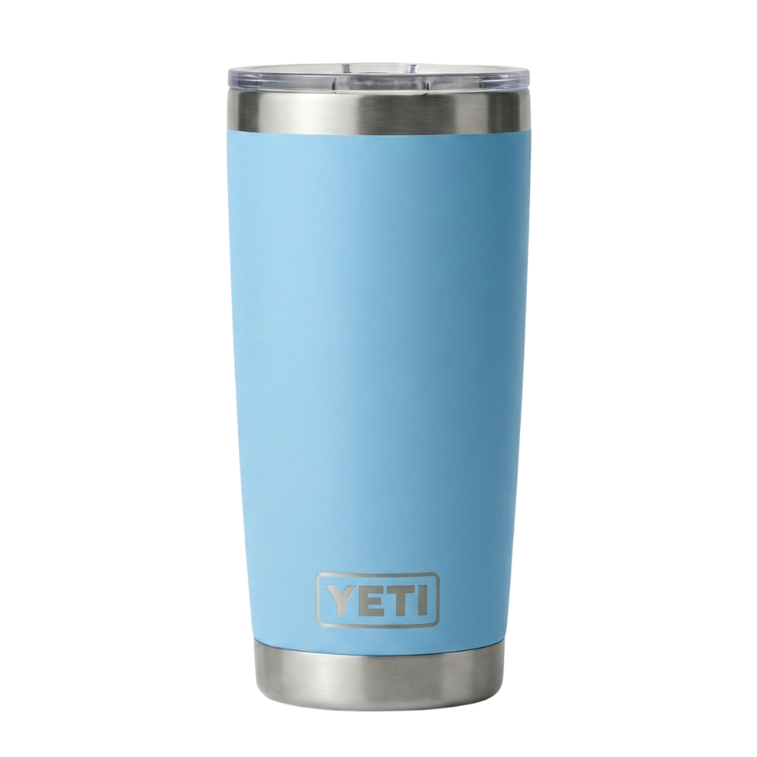 Vaso térmico Yeti Rambler de 20 onzas en color celeste suave o azul pastel (Cosmic Blue) con acabado Duracoat mate, construcción de acero inoxidable de doble pared y base metálica brillante.