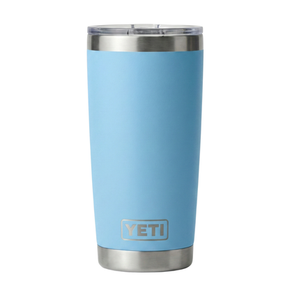 Vaso térmico Yeti Rambler de 20 onzas en color celeste suave o azul pastel (Cosmic Blue) con acabado Duracoat mate, construcción de acero inoxidable de doble pared y base metálica brillante.