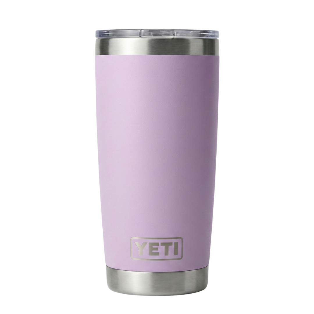 Vaso térmico Yeti Rambler de 20 onzas en color lila suave o lavanda (Daybreak Lavender) con acabado Duracoat mate, construcción de acero inoxidable de doble pared y base de acero brillante.