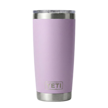 Vaso térmico Yeti Rambler de 20 onzas en color lila suave o lavanda (Daybreak Lavender) con acabado Duracoat mate, construcción de acero inoxidable de doble pared y base de acero brillante.