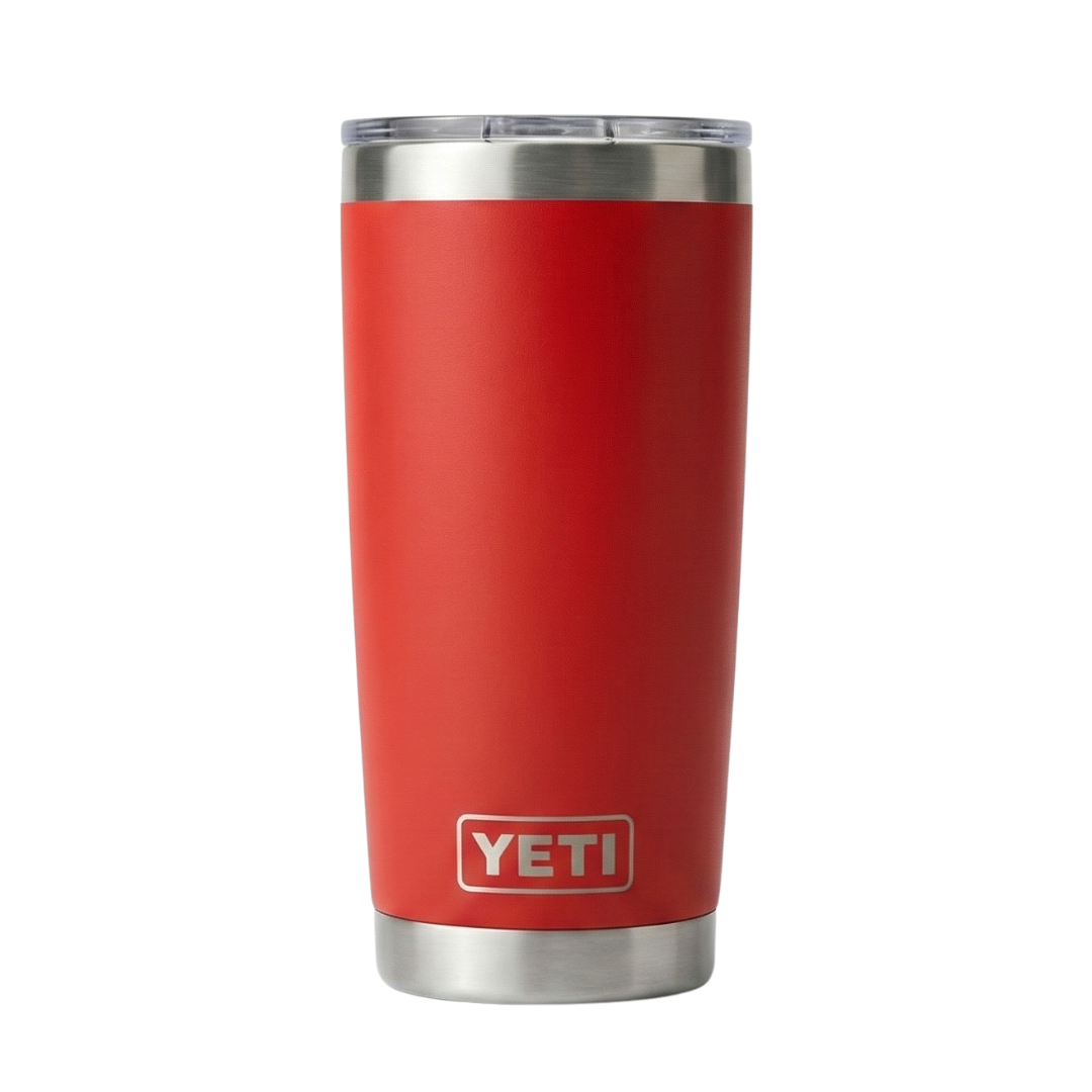 Vaso térmico Yeti Rambler de 20 onzas en color rojo intenso vibrante, construcción de acero inoxidable con aislamiento de doble pared y base de acero inoxidable brillante.