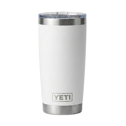 Vaso térmico Yeti Rambler de 20 onzas en color blanco mate. Fabricado en acero inoxidable de doble pared con aislamiento al vacío y base con logotipo de Yeti grabado.