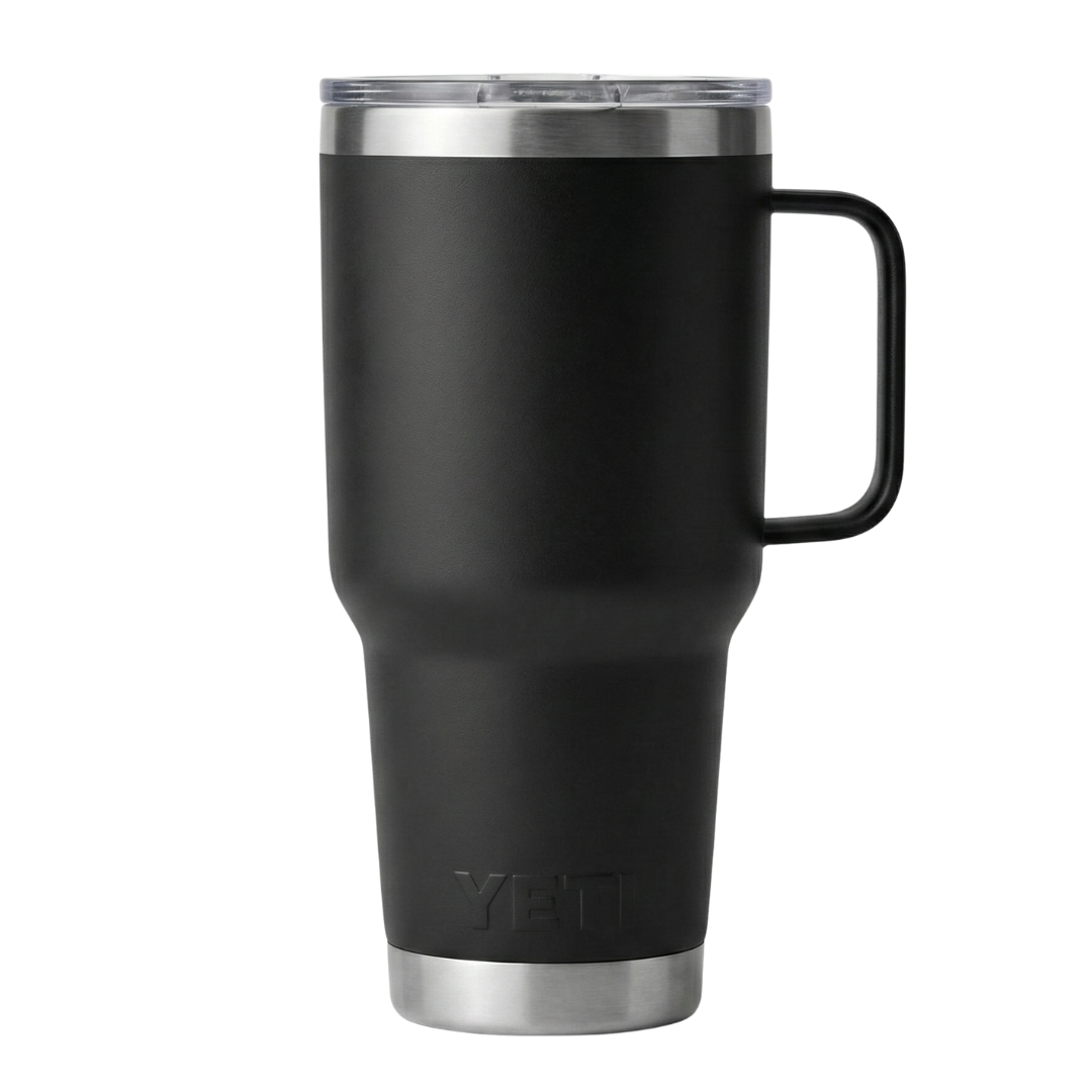 Vaso térmico Yeti Rambler de 30 onzas en color negro mate con acabado Duracoat. El diseño incluye un asa lateral integrada ergonómica y una base de acero inoxidable brillante. El logotipo de Yeti aparece grabado en relieve cerca de la base.
