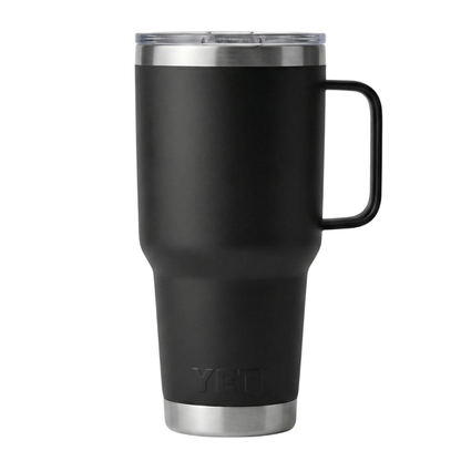 Vaso térmico Yeti Rambler de 30 onzas en color negro mate con acabado Duracoat. El diseño incluye un asa lateral integrada ergonómica y una base de acero inoxidable brillante. El logotipo de Yeti aparece grabado en relieve cerca de la base.