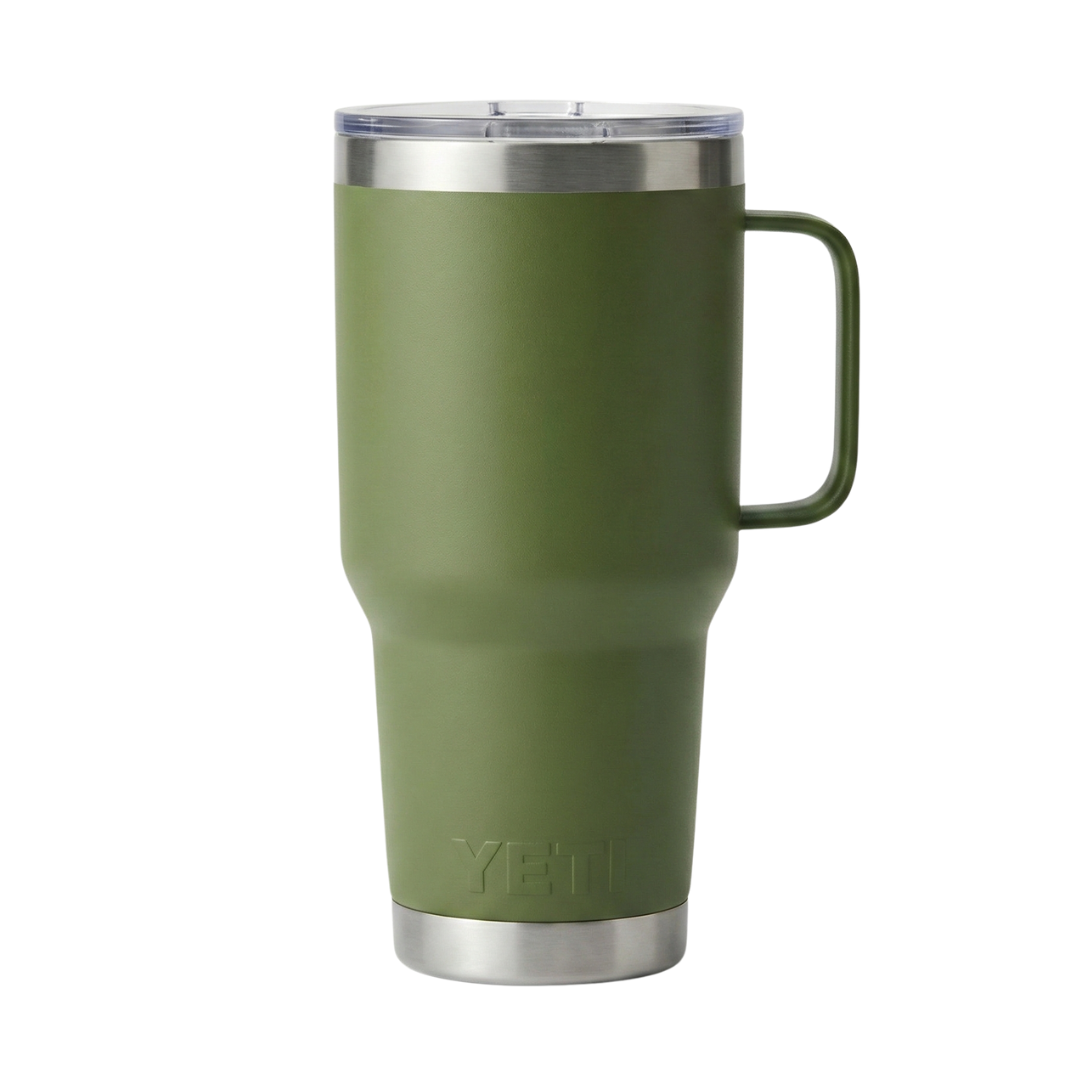 Vaso térmico Yeti Rambler de 30 onzas en color verde musgo (Camp Green) con acabado Duracoat mate. Incluye asa lateral integrada, tapa MagSlider con cierre magnético y base de acero inoxidable brillante con el logotipo de Yeti en relieve.