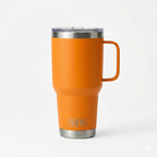 Vaso térmico Yeti Rambler de 30 onzas en color naranja vibrante (King Crab Orange) con acabado Duracoat mate. El diseño incluye un asa lateral integrada y base de acero inoxidable brillante con el logotipo de Yeti.