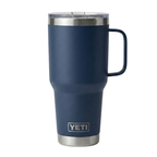 Vaso térmico Yeti Rambler de 30 onzas en color azul marino (Navy) con acabado Duracoat mate. El diseño incluye un asa lateral integrada, tapa MagSlider con cierre magnético y una base de acero inoxidable brillante con el logotipo de Yeti grabado.