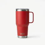 Vaso térmico Yeti Rambler de 30 onzas en color rojo intenso (Rescue Red) con acabado Duracoat mate. El modelo incluye un asa lateral integrada del mismo color y una base de acero inoxidable brillante.