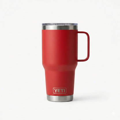 Vaso térmico Yeti Rambler de 30 onzas en color rojo intenso (Rescue Red) con acabado Duracoat mate. El modelo incluye un asa lateral integrada del mismo color y una base de acero inoxidable brillante.