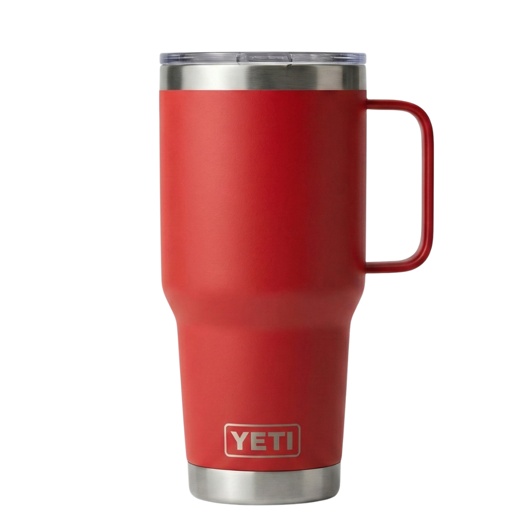 Vaso térmico Yeti Rambler de 30 onzas en color rojo intenso (Rescue Red) con acabado Duracoat mate. El modelo incluye un asa lateral integrada del mismo color y una base de acero inoxidable brillante.