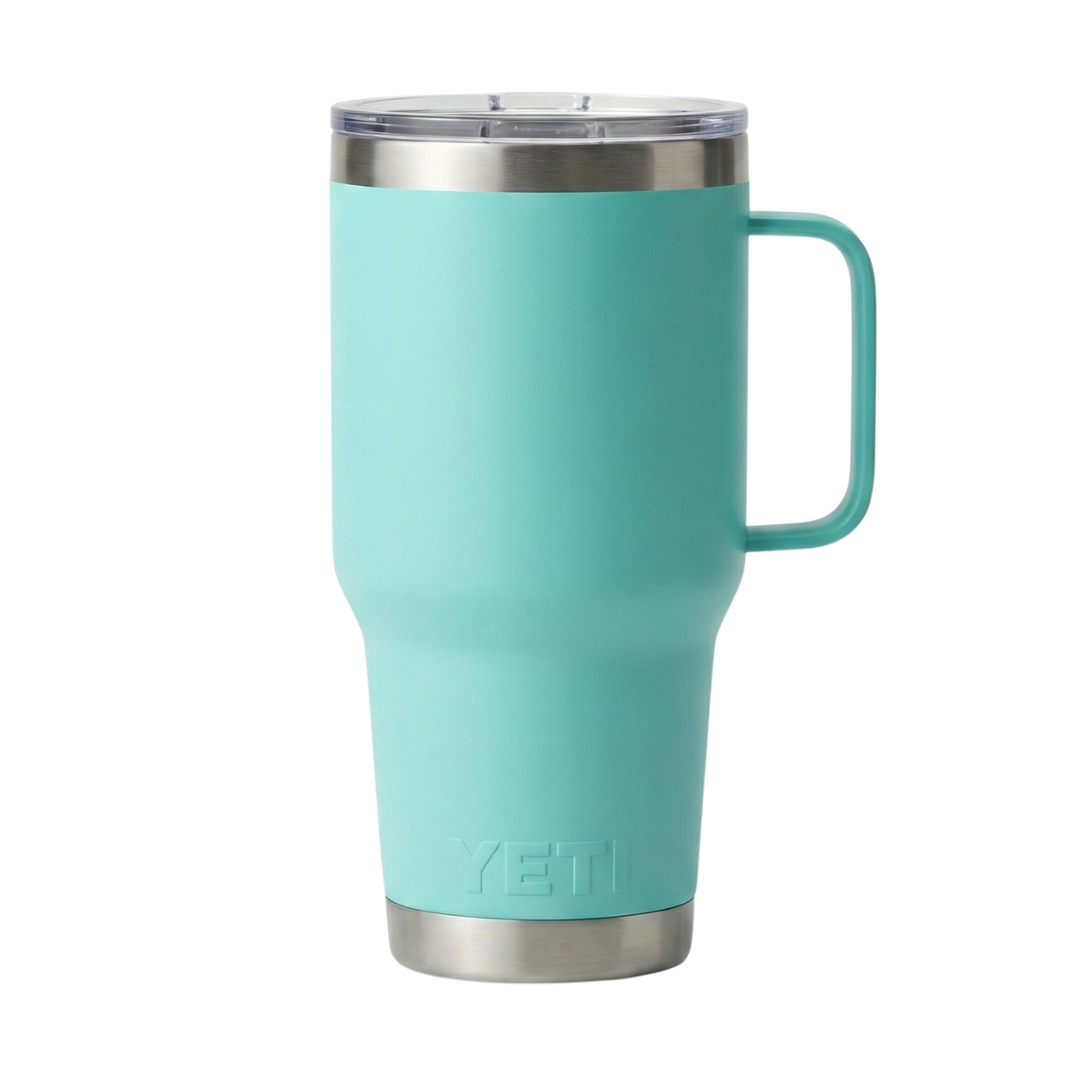 Vaso térmico Yeti Rambler de 30 onzas en color aqua (Seafoam) con acabado Duracoat mate. El diseño incluye un asa lateral integrada y una base de acero inoxidable brillante con el logotipo de Yeti en relieve.