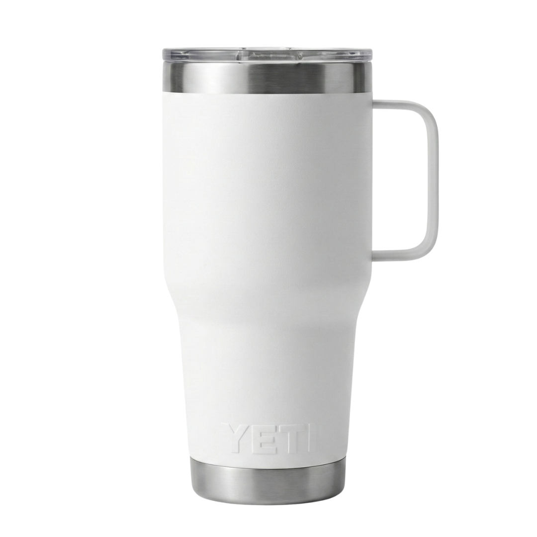 Vaso térmico Yeti Rambler de 30 onzas en color blanco puro con acabado Duracoat mate. El diseño cuenta con un asa lateral integrada y una base de acero inoxidable brillante con el logotipo de Yeti en relieve.
