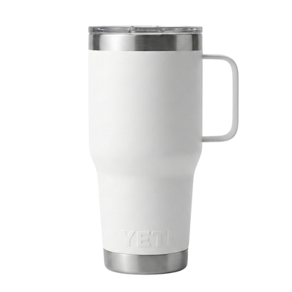 Vaso térmico Yeti Rambler de 30 onzas en color blanco puro con acabado Duracoat mate. El diseño cuenta con un asa lateral integrada y una base de acero inoxidable brillante con el logotipo de Yeti en relieve.