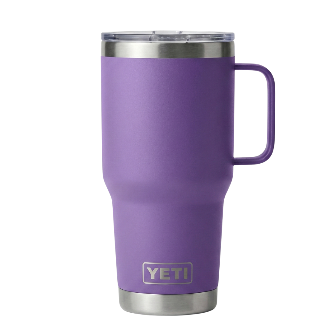 Vaso térmico Yeti Rambler de 30 onzas en color morado intenso (Wild Flower) con acabado Duracoat mate. El diseño incluye un asa lateral integrada y base de acero inoxidable brillante con el logotipo de Yeti grabado.