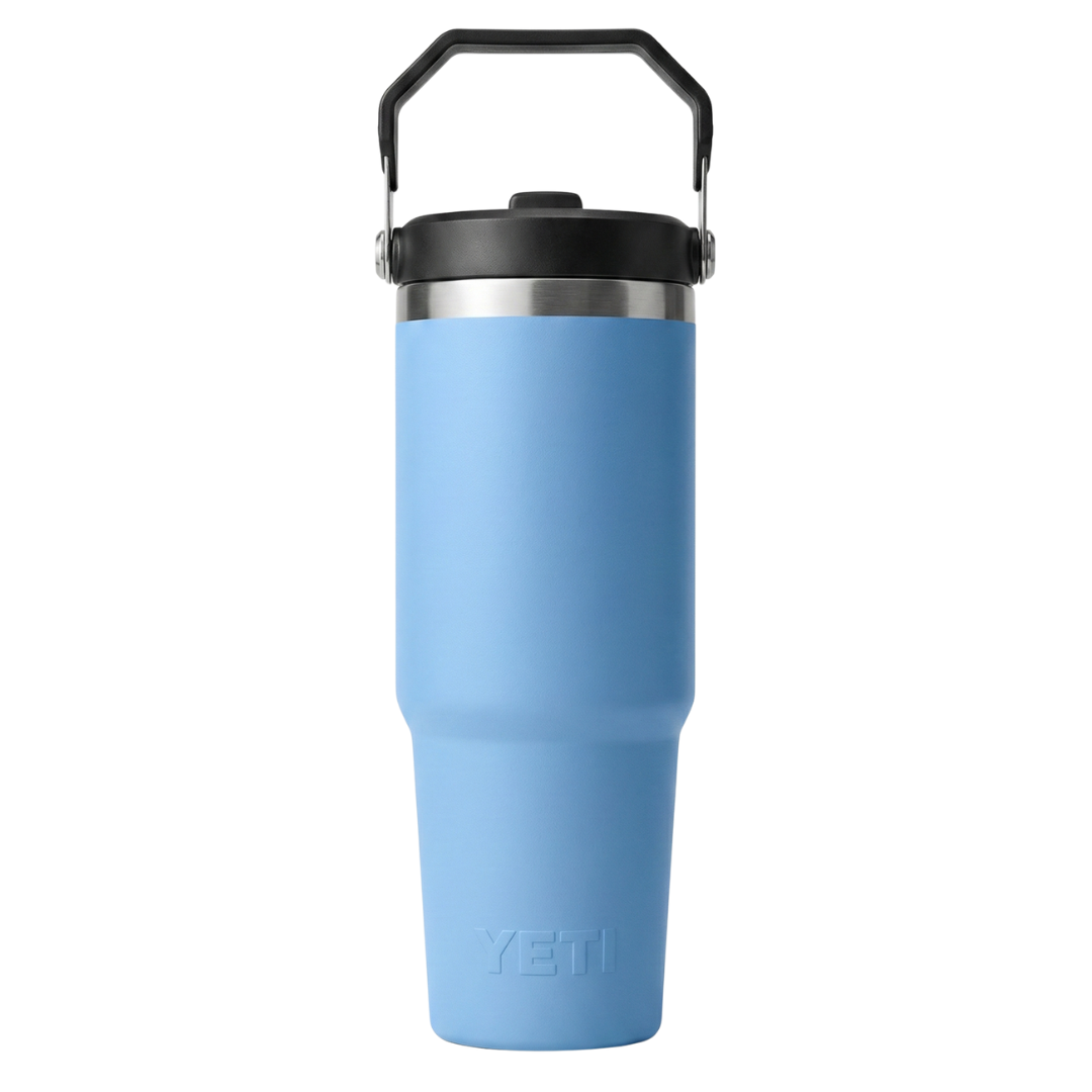 Vaso térmico Yeti Rambler de 30 onzas en color celeste (Cosmic Blue) con acabado Duracoat mate. Presenta una tapa negra con sorbete integrado y un asa de transporte superior abatible. Cuerpo de acero inoxidable con aislamiento al vacío y logotipo de Yeti en relieve en la base.