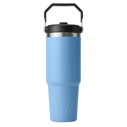 Vaso térmico Yeti Rambler de 30 onzas en color celeste (Cosmic Blue) con acabado Duracoat mate. Presenta una tapa negra con sorbete integrado y un asa de transporte superior abatible. Cuerpo de acero inoxidable con aislamiento al vacío y logotipo de Yeti en relieve en la base.