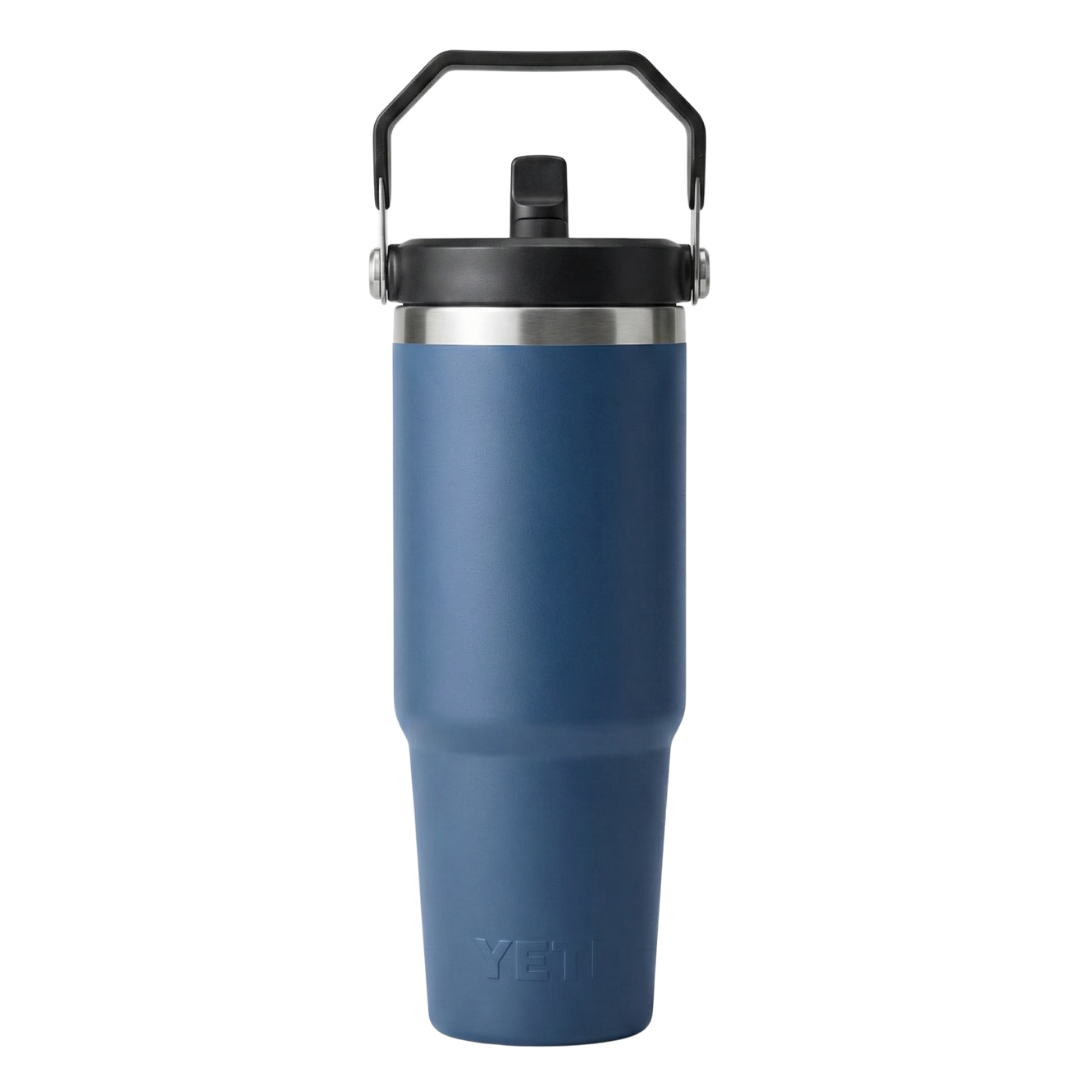 Vaso térmico Yeti Rambler de 30 onzas en color azul marino (Navy) con acabado Duracoat mate. Incluye tapa Straw Lid con sorbete y un asa de transporte superior abatible en color negro. Cuerpo de acero inoxidable de doble pared con el logotipo de Yeti en relieve en la base.
