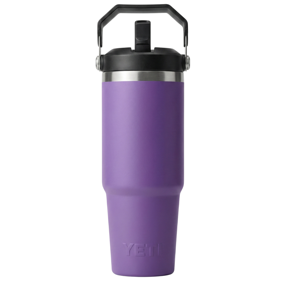 Vaso térmico Yeti Rambler de 30 onzas en color morado intenso (Wild Flower). El diseño presenta una tapa negra con sorbete integrado y un asa de transporte superior resistente. Cuerpo de acero inoxidable con aislamiento al vacío y logotipo de Yeti en relieve en la base.